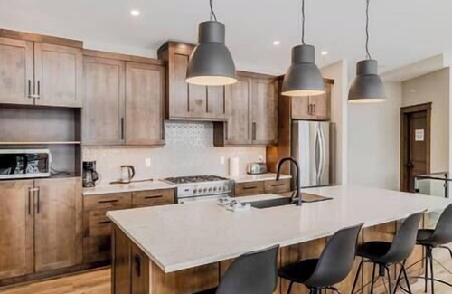 East Kootenay Casa | 2 BDRM / 2 Bathroom / Family Area / Stunning Views