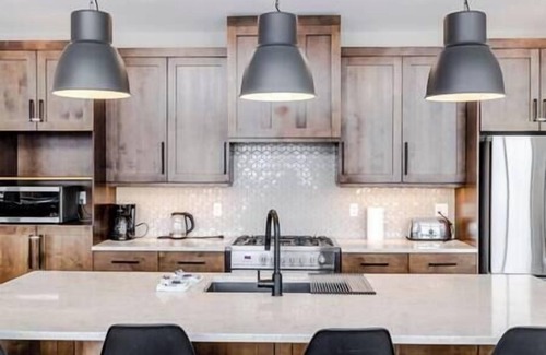 East Kootenay Casa | 2 BDRM / 2 Bathroom / Family Area / Stunning Views