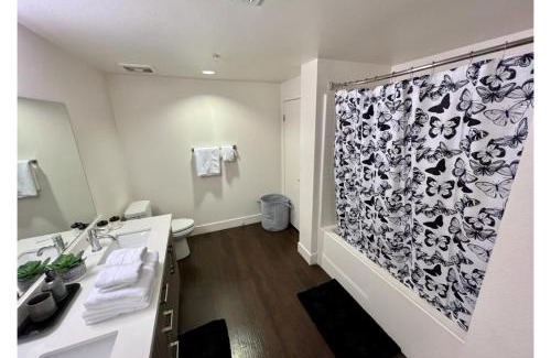 Santa Ana Apartamento | 2 Bdrm near South Coast Disneyland & Conv cntr