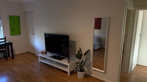 Walkerville Apartamento | 2 Bdrm Walkerville Apartment - Spacious, ducted heating & cooling, centerally located!