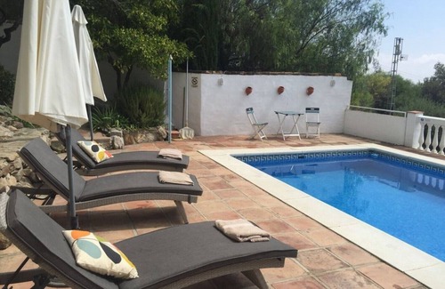 Periana Casa | Casita 1 y 2: 5 camas, capacidad para 10 personas ¡Relájese en la piscina con vista al lago!