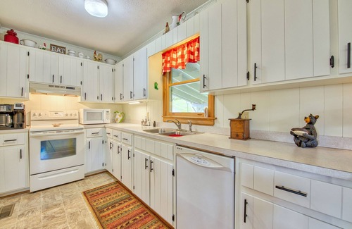 Maggie Valley Cabaña | 2 habitaciones, 2 baños, cerca del pueblo Vistas espectaculares, estacionamiento cubierto pavimentado, wifi