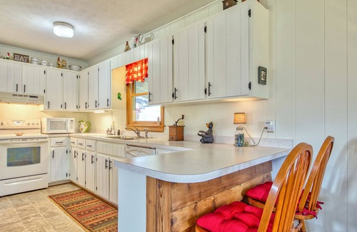 Maggie Valley Cabaña | 2 habitaciones, 2 baños, cerca del pueblo Vistas espectaculares, estacionamiento cubierto pavimentado, wifi