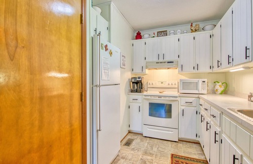 Maggie Valley Cabaña | 2 habitaciones, 2 baños, cerca del pueblo Vistas espectaculares, estacionamiento cubierto pavimentado, wifi