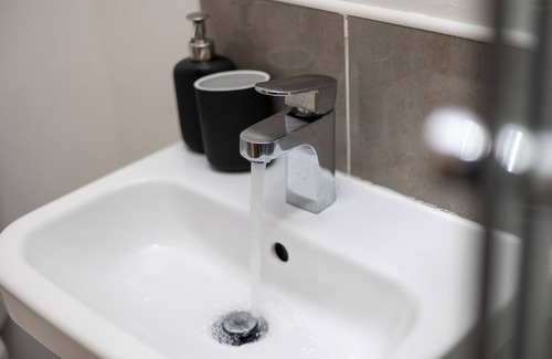 Wakefield Apartamento | 2 Bed 2 Bath | Free Parking | En-suites | WiFi | King Size Beds| Self Check-in