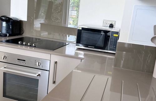 Lansbury Apartamento | 2 bed 2 bath Luxury apt | 1 min to stn.