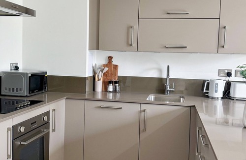 Lansbury Apartamento | 2 bed 2 bath Luxury apt | 1 min to stn.
