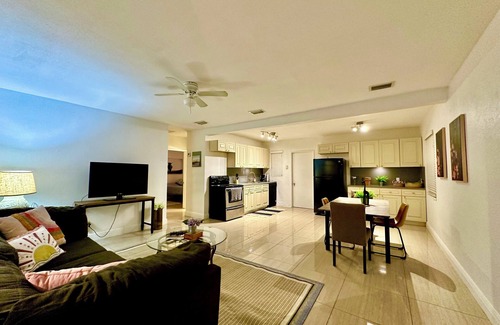 South Middle River Casa | 2 bed/2 baths house central Fort Lauderdale with dedicated office & Yoga room.