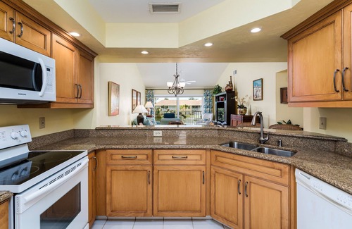 Kings Lake Condominio | 2 bed/2bath condo 3 miles from downtown Naples