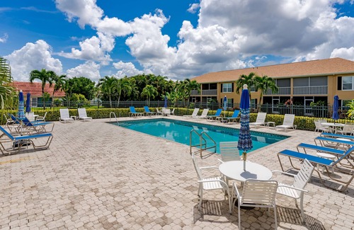 Kings Lake Condominio | 2 bed/2bath condo 3 miles from downtown Naples