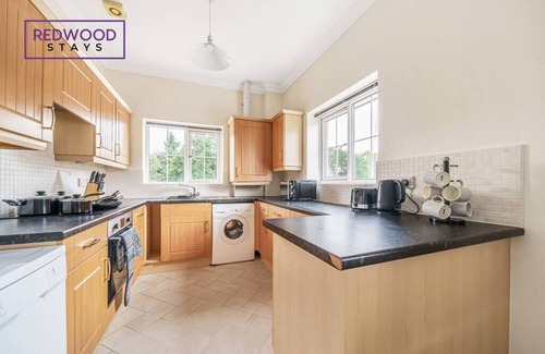 Lychpit Apartamento | 2 Bed Apt, Business and Contractors, FREE Parking