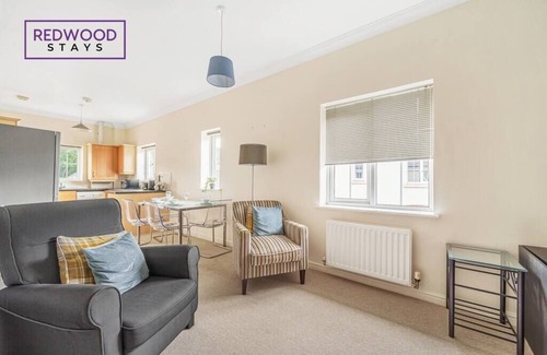 Lychpit Apartamento | 2 Bed Apt, Business and Contractors, FREE Parking