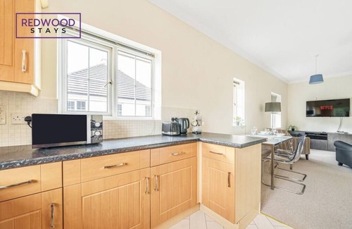 Lychpit Apartamento | 2 Bed Apt, Business and Contractors, FREE Parking
