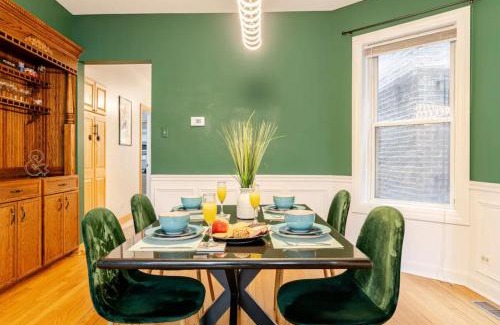 Lakeview Apartamento | 2 Bed Apt w/Office, Free Parking, Near Wrigley