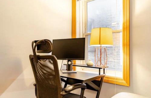 Lakeview Apartamento | 2 Bed Apt w/Office, Free Parking, Near Wrigley