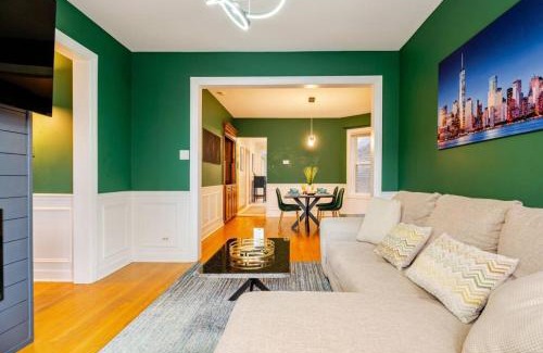 Lakeview Apartamento | 2 Bed Apt w/Office, Free Parking, Near Wrigley