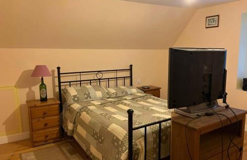 Saint-Cyr-les-Champagnes Casa | 2 Bed Cottage-Sleeps 4-Garden-Fireplace-Pets