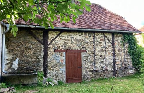 Saint-Cyr-les-Champagnes Casa | 2 Bed Cottage-Sleeps 4-Garden-Fireplace-Pets