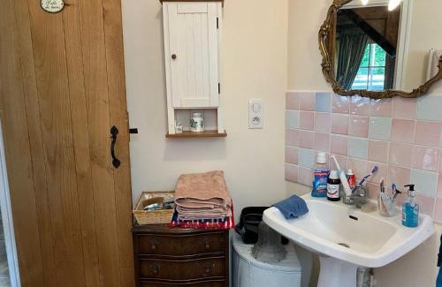 Saint-Cyr-les-Champagnes Casa | 2 Bed Cottage-Sleeps 4-Garden-Fireplace-Pets