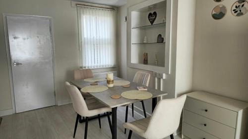 Slough Casa | 2 Bed Cottage Retreat in central location