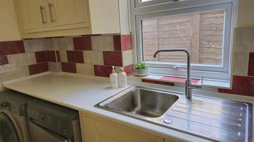 Slough Casa | 2 Bed Cottage Retreat in central location