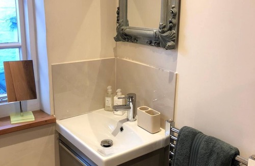 Bridgnorth Cabaña | 2 Bed Cottage - Sleeps 4 - Parking - Wifi