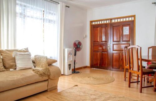 Nairobi Casa | 2 Bed Cottage Sleeps 4 - Onsite Parking Garden
