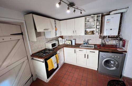 Hebden Bridge Casa | 2 Bed Cottage - Sleeps 4 - Pets - Parking