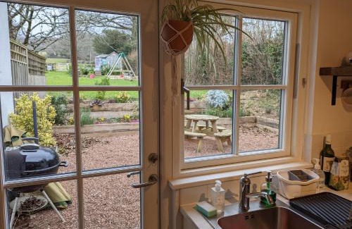 Newton Abbot Casa | 2 Bed Cottage - Sleeps 4 - Garden Pets Wifi
