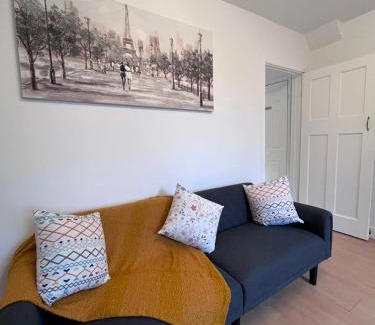 Newark upon Trent Villa | 2-Bed Family House Nr Nottingham City Hospital, Arnold, Mansfield with Free WiFi