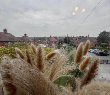 Newark upon Trent Villa | 2-Bed Family House Nr Nottingham City Hospital, Arnold, Mansfield with Free WiFi