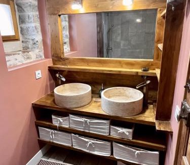 Saint-Clement Casa | 2 Bed House Sleeps 4 - Pets Ok - Pool - Fireplace