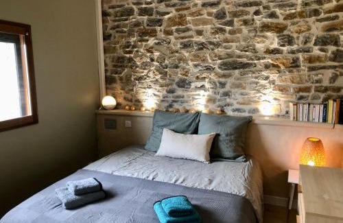 Saint-Clement Casa | 2 Bed House Sleeps 4 - Pets Ok - Pool - Fireplace