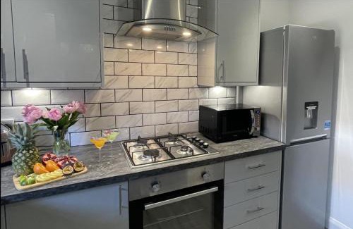 Perth Casa | 2 Bed House - Sleeps 4 - Garden Parking Wifi