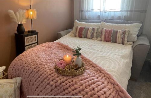 Perth Casa | 2 Bed House - Sleeps 4 - Garden Parking Wifi