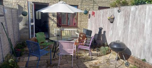 South Leigh Casa | 2 Bed House - Sleeps 6 - Pets - Garden - Parking