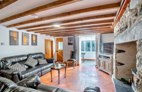 Dinas Casa | 2 Bed in Aberdesach 92082