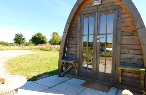 Omagh Cabina | 2 Bed Pod Cabin-Sleeps 2-Pets-Garden-Mtn View