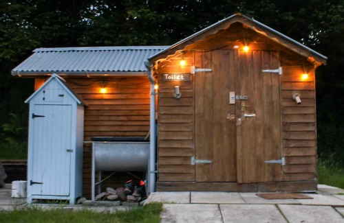 Omagh Cabina | 2 Bed Pod Cabin-Sleeps 2-Pets-Garden-Mtn View