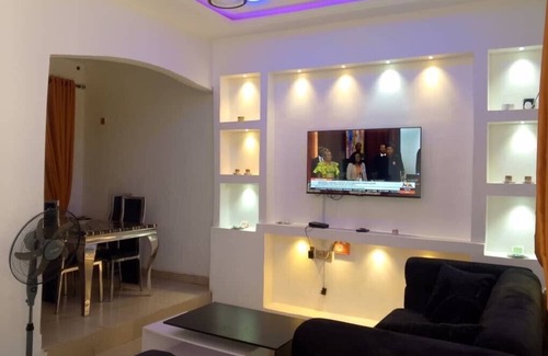 Benin City Apartamento | 2 Bed-Sleeps 4-Free Parking-AirCon-3