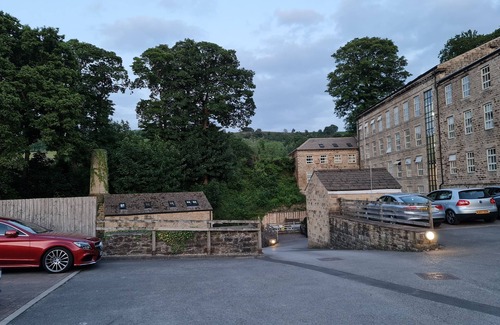 Sutton-in-Craven Apartamento | 2 Bed Woodland Retreat - Garden & Free Parking