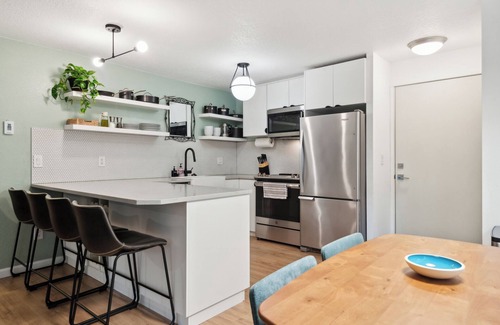 Old Ballard Condominio | 2 bedroom, 1.5 bath Condo w/free Parking, Kitchen, WiFi, W/D & 97% walk score