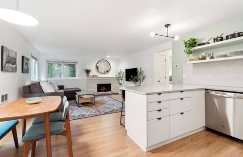 Old Ballard Condominio | 2 bedroom, 1.5 bath Condo w/free Parking, Kitchen, WiFi, W/D & 97% walk score