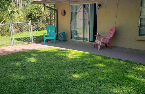 Crystal River Apartamento | 2 Bedroom, 1 Full Bath with fenced in yard. Close to Springs, Boat ramp & Beach.