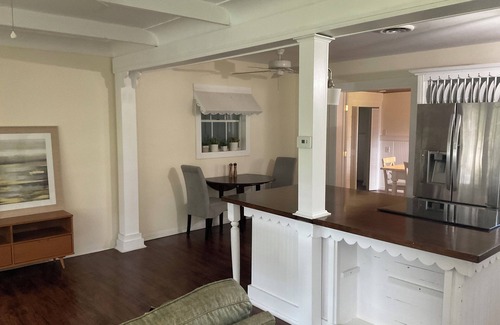 Vero Beach South Casa | Casa de campo de 2 habitaciones y 2 baños con garaje: alquiler de verano por $ 1,890 meses.