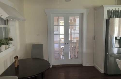 Vero Beach South Casa | Casa de campo de 2 habitaciones y 2 baños con garaje: alquiler de verano por $ 1,890 meses.