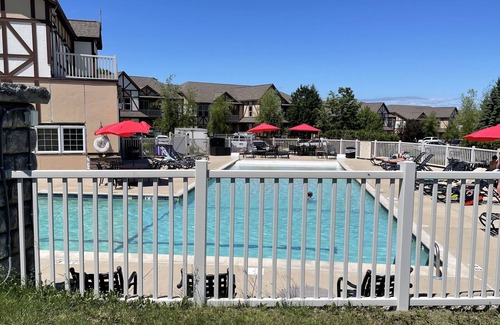 Boyne Falls Complejo | 🌞💥🏈 2 Bedroom 2 bath suite, kitchen, dining & living room, sleeps 6 3-4nites