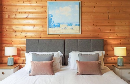 Winchester Cabina | 2 bedroom, 5 star, award winning Scandinavian Lodge (sleeps 4)