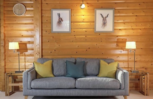 Winchester Cabina | 2 bedroom,5 star, award winning log cabin with luxurious hot tub (sleeps 4)