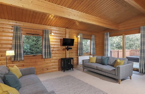 Winchester Cabina | 2 bedroom,5 star, award winning log cabin with luxurious hot tub (sleeps 4)